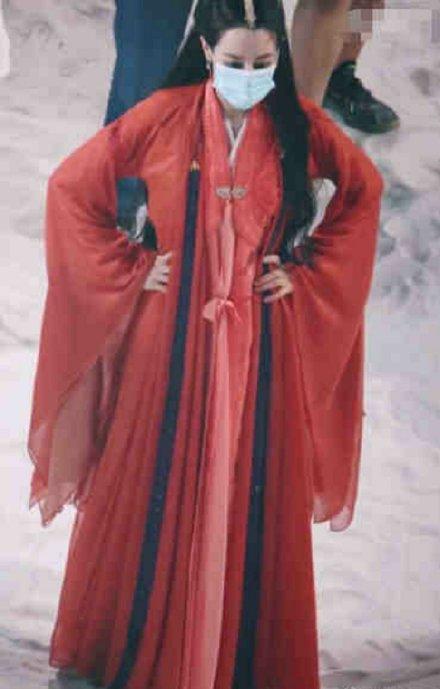 迪丽热巴红衣图片,演绎古典美人风华绝代